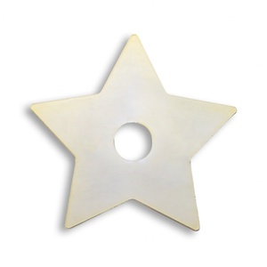 แผ่นรองแก้วลายดาวห้าแฉกแบบโปร่ง โลโก้แบบนูนต่ำ ผลิตจากโลหะผสมสังกะสีชุบทอง ดีไซน์ทันสมัย เหมาะสำหรับเทศกาลและงานส่งเสริมการขาย - Product Image 3