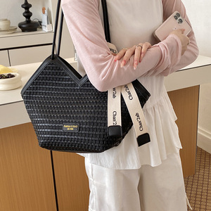 <span class=keywords><strong>Sac</strong></span> fourre-tout <span class=keywords><strong>à</strong></span> bandoulière en cuir PU tressé grande capacité pour femme, <span class=keywords><strong>sac</strong></span> <span class=keywords><strong>à</strong></span> <span class=keywords><strong>main</strong></span> décontracté - Product Image 3