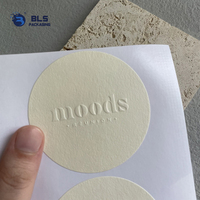 Étiquettes adhésives en papier gaufré de luxe personnalisées OEM ODM pour le branding de marques de boutiques, fabriquées par une usine professionnelle