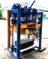 Machine à fabriquer des briques creuses en béton SHENGYA QM2-45 avec moule et moteur, facile à utiliser, certifiée CE, idéale pour les petites entreprises