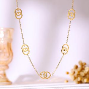 उच्च गुणवत्ता वाली महिलाओं के गहने सेट ज्यामितीय पत्र जी स्टेनलेस स्टील अनियमित खोखले नेकलेस नेवलियों और कंगन - Product Image 4