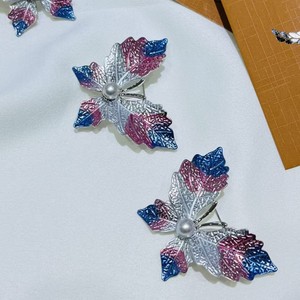 สินค้าขายดีประจำฤดูใบไม้ร่วง เข็มกลัดป่านแท้ แฟชั่นเครื่องประดับมุกอะโกย่าจากน้ำทะเล พร้อมใบอะคาเซีย ใบเมเปิล และผีเสื้อ ขายส่ง - Product Image 3