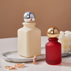 Botellas redondas hermosas de lujo personalizadas a precio de mercado perfumes esmerilados con tapa de bola dorada - Product Image 3