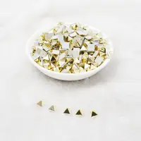 Nuovo 200 pz 5.5/8mm fascino ccb perline accessori moda colore oro nessuna dissolvenza piramide uv spike borchie cucire su colla su bagsor abbigliamento