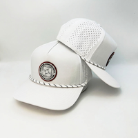 Casquette de course en polyester blanc imperméable en gros avec logo personnalisé, découpe laser, ventilation et détail de corde – Chapeau de performance
