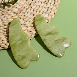 Mejor <span class=keywords><strong>precio</strong></span> Xiuyan Jade Gua Sha Terapia Masajeador facial 100% Natural Antienvejecimiento Adelgazante Control de sincronización facial <span class=keywords><strong>Masaje</strong></span> de jade verde - Product Image 1