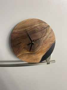 Reloj de Pared Artístico de Resina y Madera Diseñado con Estilo Contemporáneo y Detalles en Madera que Ofrece Funcionalidad - Product Image 6