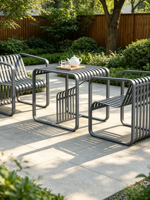 Ensemble table et chaises décontractées pour l'extérieur, idéal pour les patios et les B&B ; Mobilier de jardin en fer style osier, design tendance et luxe léger