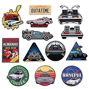Spilla smaltata Ritorno al futuro, Macchina del tempo auto retrò, Spille per film di fantascienza, Distintivo da giacca, Gioiello regalo per fan e amici - Product Image 1