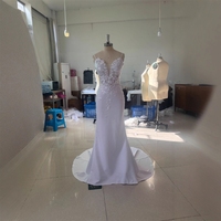Gaun pengantin model halter fishtail untuk pengantin wanita, ramping dan pas di badan, terbuat dari renda satin Prancis.
