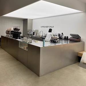 Comptoir de bar d'îlot personnalisé en acier inoxydable 304, surface brossée de qualité alimentaire avec repose-pieds, usage commercial - Product Image 4