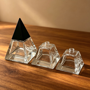 Flacons de <span class=keywords><strong>parfum</strong></span> en verre pyramidaux à fond carré de 30 ml, 50 ml, 100 ml, flacons de lotion <span class=keywords><strong>parfum</strong></span>ée, flacons vaporisateurs sous vide - Product Image 4