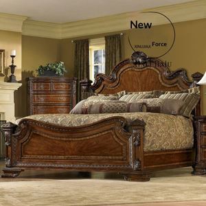 Base de Cama de Madera con Acabado en Nogal Oscuro, Cabecera Panelada y Postes de Esquina para Dormitorio - Product Image 1