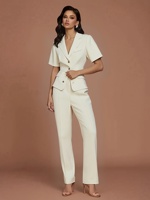Ensemble tailleur blanc deux pièces pour femme, blazer croisé ajusté à manches courtes et pantalon droit, tenue de bureau estivale