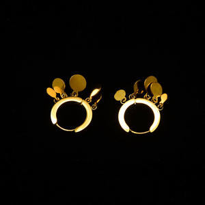 أقراط دائرية متعددة من الفولاذ المقاوم للصدأ المطلي بالذهب بتصميم عصري جديد للنساء - Product Image 4