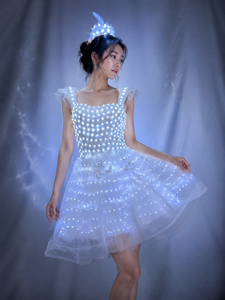 Robe de soirée lumineuse à LED pour femmes, robe de fée blanche scintillante avec coiffe en plumes, costume lumineux rechargeable - Product Image 1