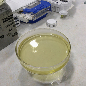 Benzoato de Bencilo Premium al 99.9% (CAS 120-51-4) al por Mayor / Líquido Oleoso Incoloro de Alta Pureza, Aroma Amarillo Claro - Product Image 3