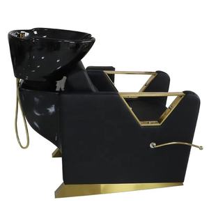 Sillón de peluquería de fibra de vidrio de alta calidad con reposabrazos de acero inoxidable dorado, elevación manual de piernas y color personalizable para uso en salones de belleza y parques. - Product Image 3