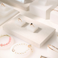 Vente en gros de bijoux en acrylique premium blanc ensemble de boucles d'oreilles bague combinaison de bijoux accessoires