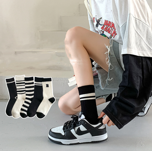 Calzini <span class=keywords><strong>a</strong></span> equipaggio con lettera <span class=keywords><strong>a</strong></span> strisce <span class=keywords><strong>bianche</strong></span> <span class=keywords><strong>nere</strong></span> di quattro stagioni per uomo donna - Product Image 4