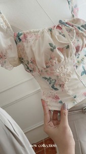 Ensemble haut court floral avec pantalon large crème, tenue quotidienne, échantillon disponible, tricot en polyester et élasthanne + mélange de polyester tissé - Product Image 2