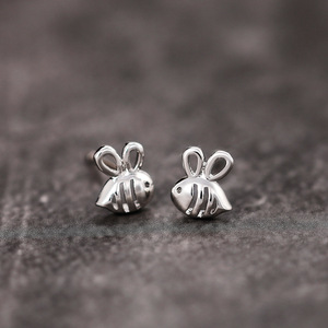 Orecchini a Perno Minimalisti a Forma di Ape per Donne, Gioielli per Orecchie con Animali Carini alla Moda - Product Image 1