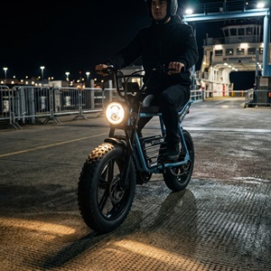 Vélo électrique tout-terrain avec phare LED et klaxon, idéal pour les espaces d'attente des trajets maritimes et les zones urbaines rétro. - Product Image 1