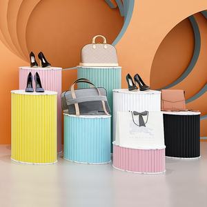 แท่นโชว์ทรงกระบอกสีขาวสำหรับตกแต่งร้านบูติก วางรองเท้า กระเป๋า และดอกไม้ เหมาะสำหรับงานแต่งงาน - Product Image 4