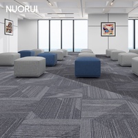 Gewerbliche PP-Teppichfliesen 50x50cm Vielseitige Graue Nadelstreifen-Schlingenflor-Modulböden für Büros und Hochfrequenzbereiche