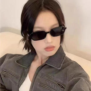 Lunettes de soleil carrées Qianai, monture noire, verres PC AC UV400, style quadrilatère tendance pour femme - Product Image 3