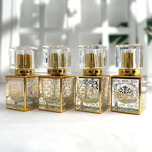 Bouteille de <span class=keywords><strong>Parfum</strong></span> de Luxe en Gros 30ml Carrée Motif Doré Récipients Cosmétiques en Verre Style Arabe de Dubaï Vaporisateurs Brumisateur - Product Image 1