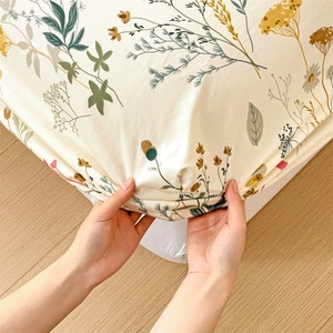 Set di Lenzuola Enchanted Meadow, Armonia Floreale in Beige, Set di Lenzuola in Morbido Cotone Premium con Tasca Profonda - Product Image 1
