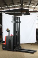 Gerbeur électrique autoporté 4,5M 5M 6M 1500kg 2000kg à mât triplex et batterie lithium pour la manutention en entrepôt