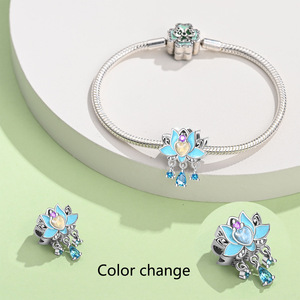 Un colgante de esmalte azul plateado con circonitas, flores, estrellas y motivos de animales, ideal para la creación de joyas. - Product Image 5