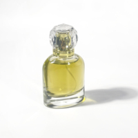 Bouteille de parfum de luxe transparente de 50ml en verre de forme unique avec emballage d'épices de pulvérisation de brouillard vente de bouteilles de parfum vides