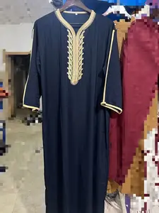 Arabisch Hot Sale Roben V-Ausschnitt Langarm hemden Männer Abaya Muslim Thobe Bestickt Lose Abaya Islamische Kleidung Männer Dubai Tops