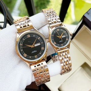 Ensemble de montres à quartz pour couple, bracelet en acier inoxydable argenté, cadran blanc avec affichage de la date et du jour, pour un usage quotidien, Omegaes - Product Image 4