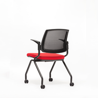 Chaise de réunion pliable compacte au design contemporain pour salle de conférence avec roulettes pivotantes