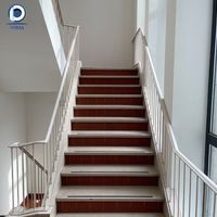 Escalier droit moderne en métal pour villa, durable, au design naturel et chaleureux, avec construction sans interstices et panneau latéral intégré lisse, pour la maison
