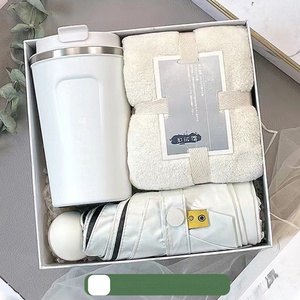 Set Regalo Aziendale Personalizzato per la <span class=keywords><strong>Festa</strong></span> <span class=keywords><strong>della</strong></span> <span class=keywords><strong>Mamma</strong></span> 2025, Set Regalo Creativo per Donne, Set Regalo per Ospiti di Matrimonio con Ventagli, Asciugamano e Ombrello - Product Image 1