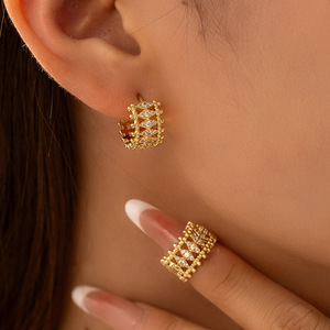 Boucles d'oreilles manchette plaquées or ajourées avec incrustation de zircon, design géométrique, style moyen-oriental, bijoux de mode pour femmes - Product Image 1