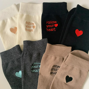 Calze ricamate Jingwen 2026 con cuore e lettera, stile AB, in maglia, da ragazza, bianche, a metà polpaccio, in cotone, per la primavera - Product Image 1