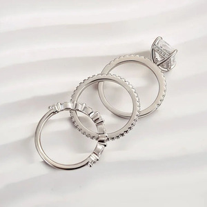 Set di Tre Anelli Classici con Zirconi Quadrati a Quattro Punte per Donne, Gioielli Eleganti e alla Moda - Product Image 4