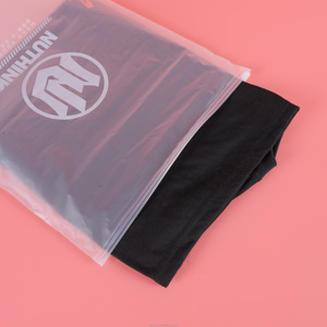 Sacs en plastique à fermeture éclair givrée avec logo imprimé personnalisé Stockage à fermeture éclair pour chaussettes et chaussures Fabriqué par Zipper Bag Company - Product Image 4