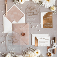 Enveloppes d'invitation de mariage personnalisées en velours beige, avec arche dorée glamour, en plexiglas acrylique givré transparent et cartes à dorure à chaud