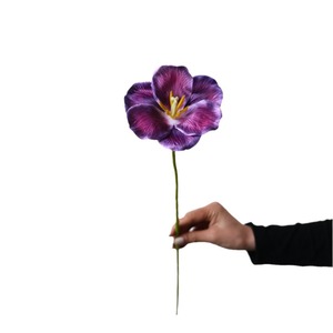 Tulipe artificielle Secret Garden à tige unique, couleur violet foncé, en plastique et soie, pour la décoration de la maison et des mariages - Product Image 1