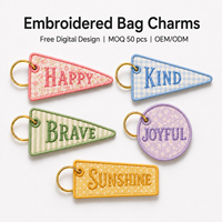 Breloques de sac brodées personnalisées en gros, porte-clés triangulaires, étiquettes de logo personnalisées, fournisseur OEM ODM