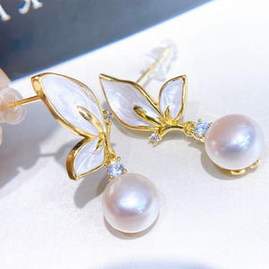 Nouvelles boucles d'oreilles en <span class=keywords><strong>perles</strong></span> d'eau douce avec aiguille en argent S925 pour femmes avec pendentif en zircon en forme de papillon en laiton pour les fêtes - Product Image 2