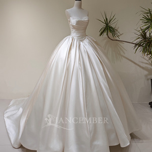 Robe de mariée moderne LY151 avec volants, appliques florales en cristal et broderies, longueur ras du sol, pour les fêtes féminines - Product Image 1