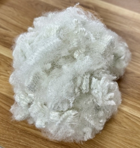 Fibra hueca de poliéster reciclado sin silicona 15D HD 64mm de alto volumen, fibra cruda blanca para respaldos de sofá - Product Image 1